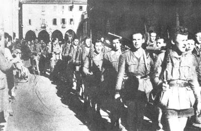 I partigiani sfilano a Milano dopo la Liberazione, 1945