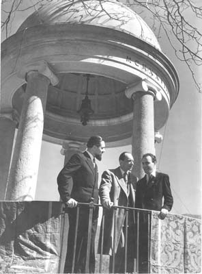 Piero Montagnani, presidente del Comitato per l’infanza, al tempietto con Hans von Fischer (a sinistra) e Emilio Küng della Centrale sanitaria svizzera (a destra)